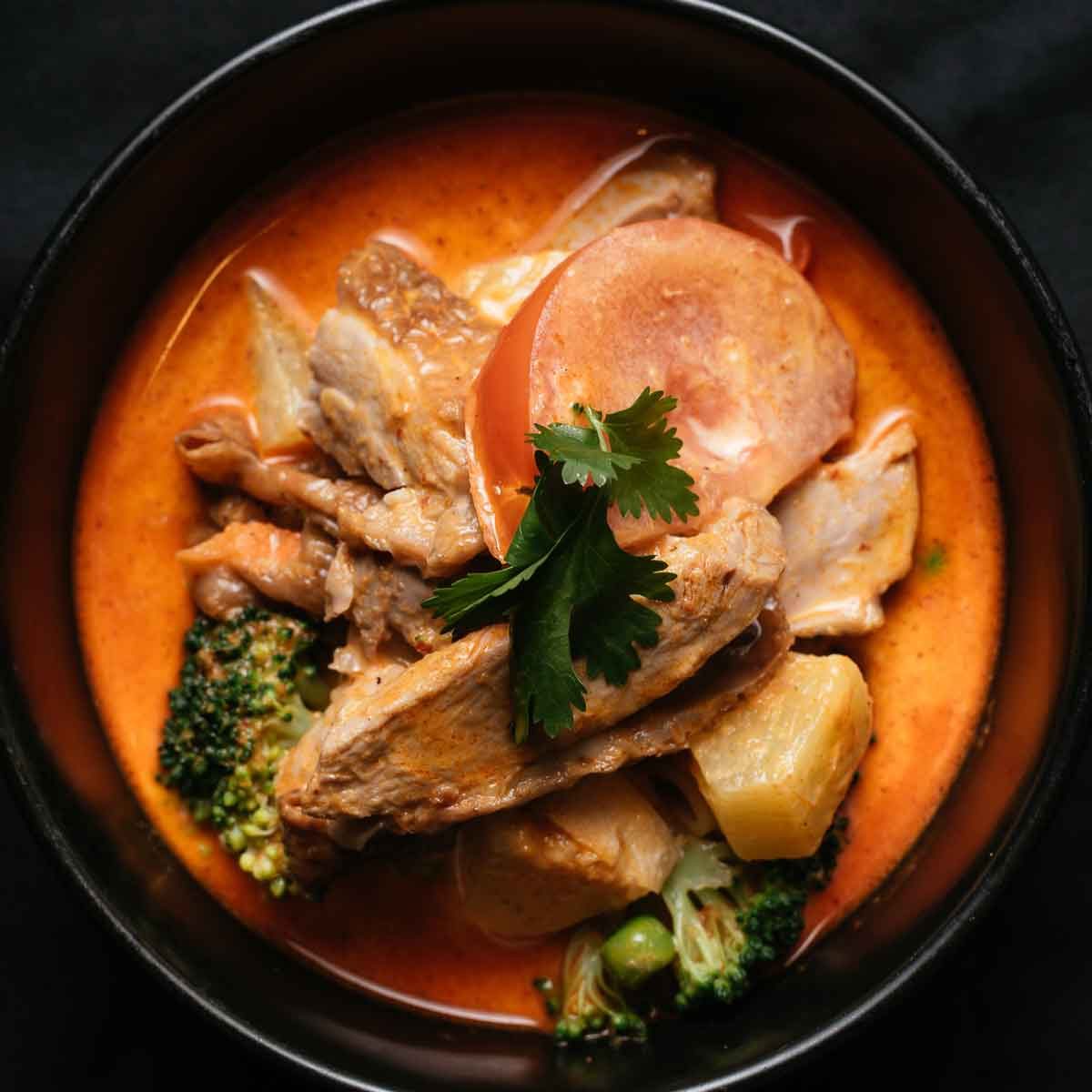 Thaistreetfood-red-curry-duck